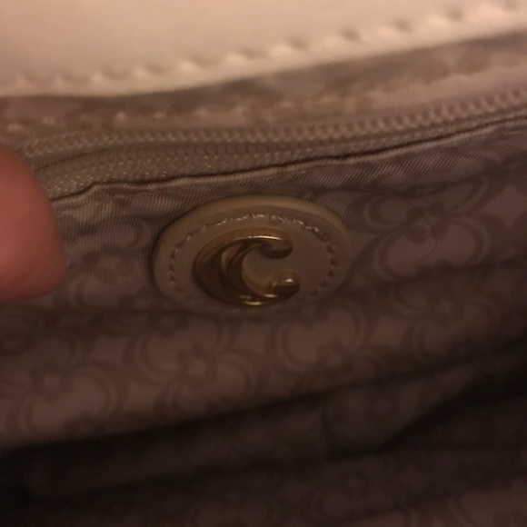 Whimsical crossbody bag w/ appliqué flowers 💐 - Picture 4 of 6